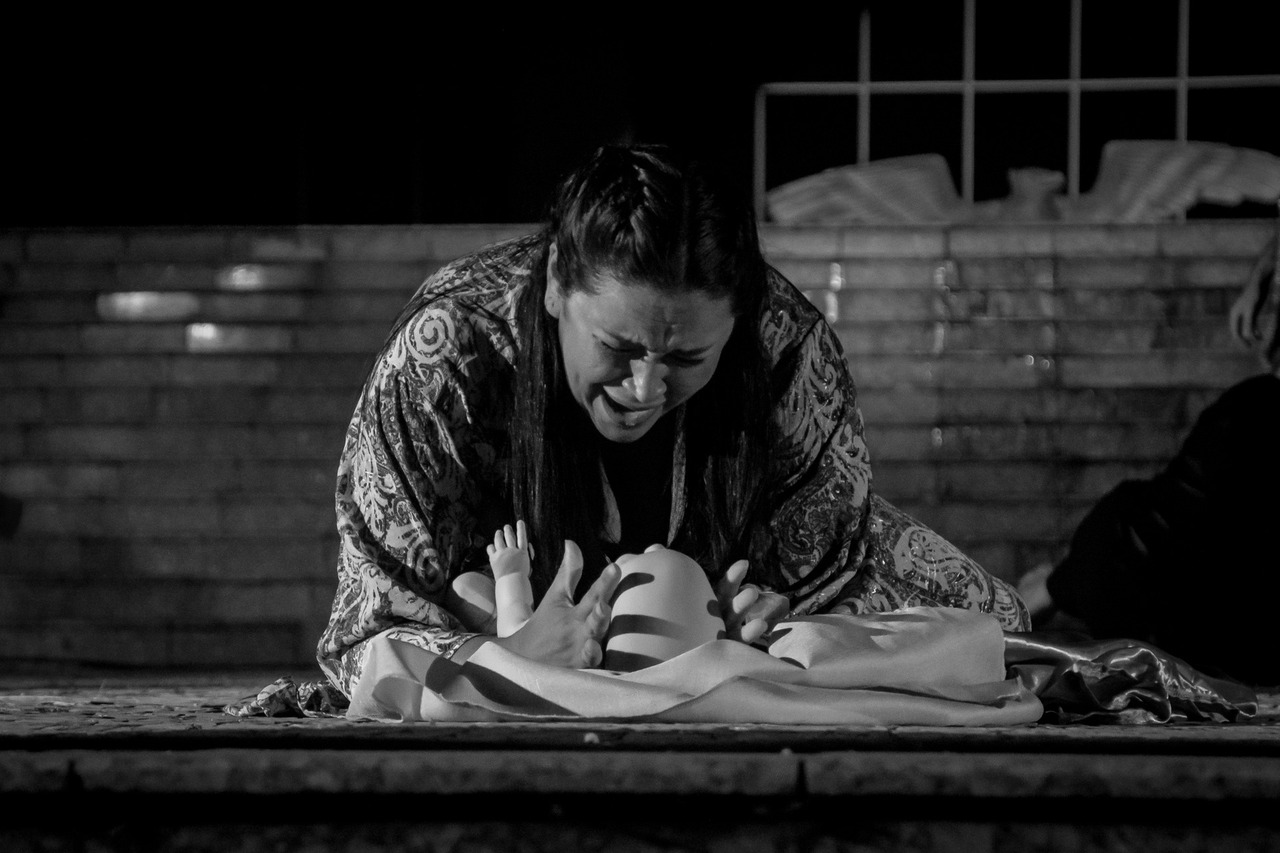 Em um close emocionante, a expressão de uma mãe diante do sofrimento de seu filho é um retrato pungente da dor e do amor incondicional, imortalizado em preto e branco.