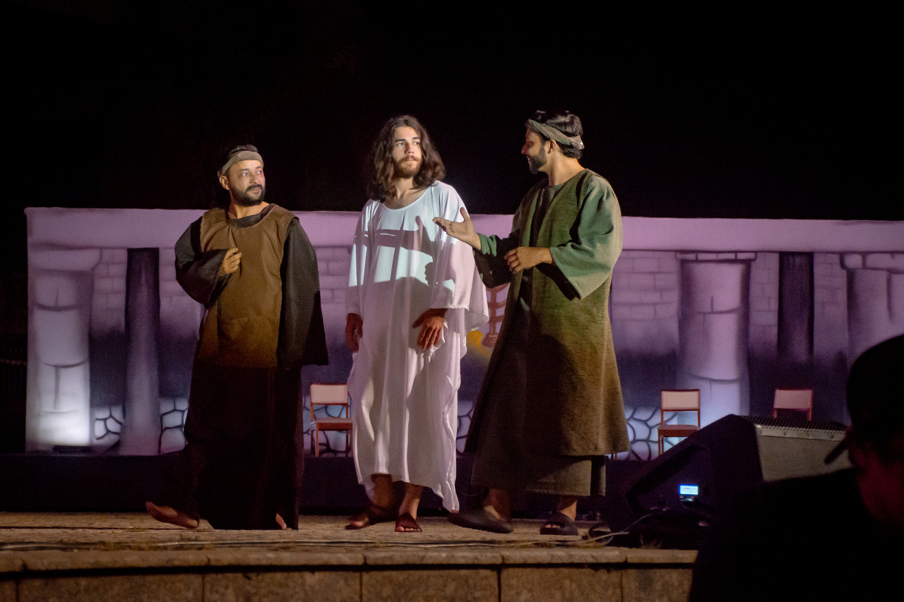 Registro de encenação realizado em Palmas – Tocantins, destacando a força da expressão e a conexão entre os personagens. A fotografia de eventos vai além do clique: ela transforma momentos em memória.
