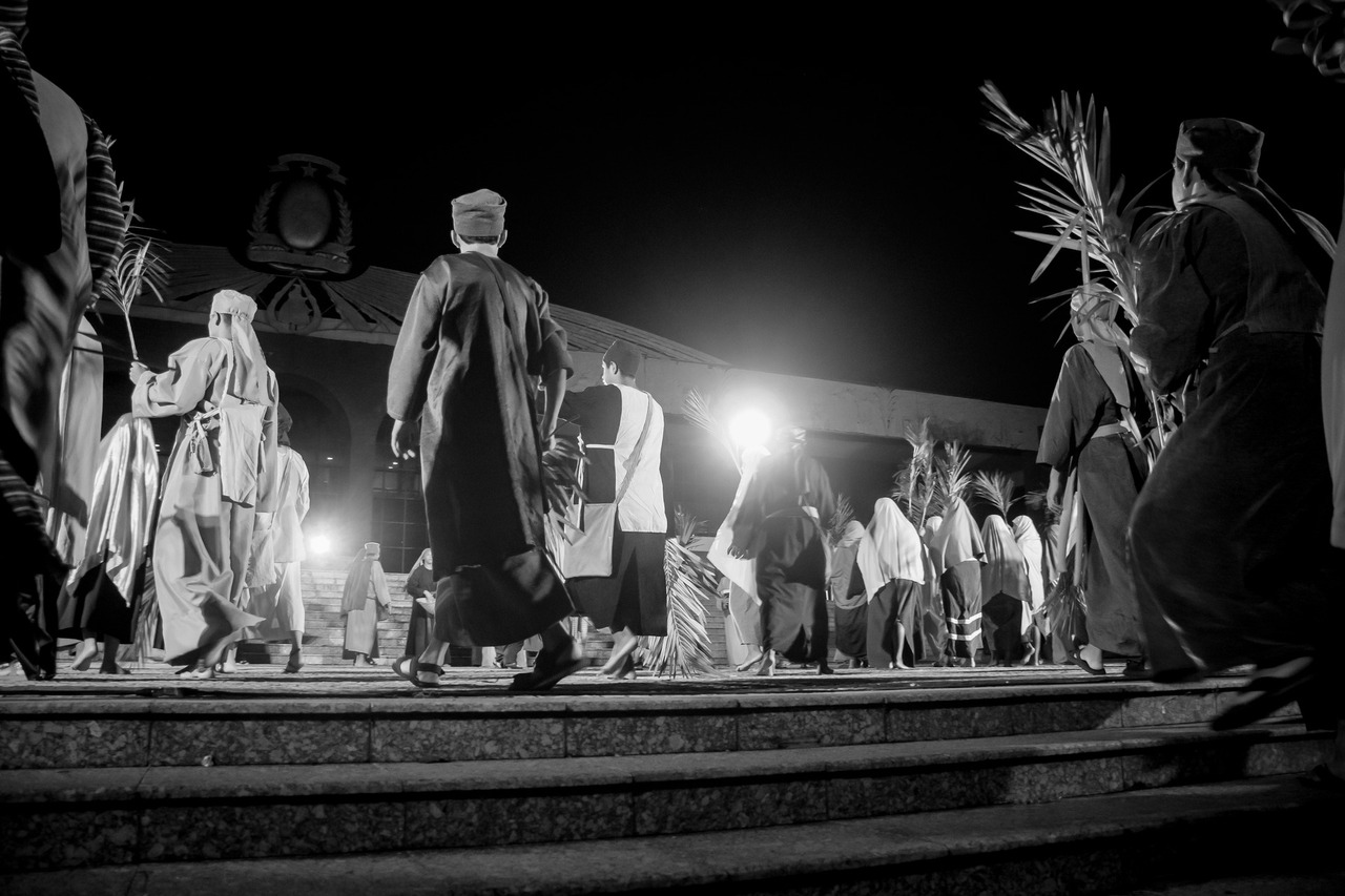 Grupo de atores vestidos com trajes bíblicos em uma cena da Paixão de Cristo em Palmas, mostrando a grandiosidade da produção e o envolvimento da comunidade.