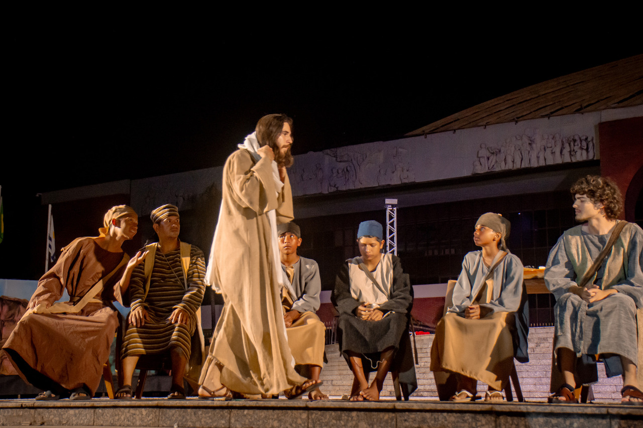 A fotografia captura a serenidade e a profundidade dos momentos de instrução e partilha. 