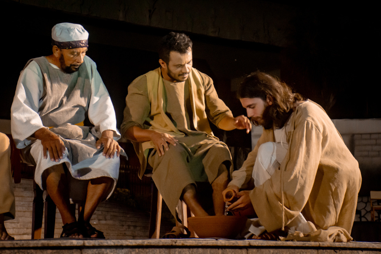 A delicadeza do gesto e a emoção dos participantes são evidenciadas nesta imagem que inspira compaixão e devoção.