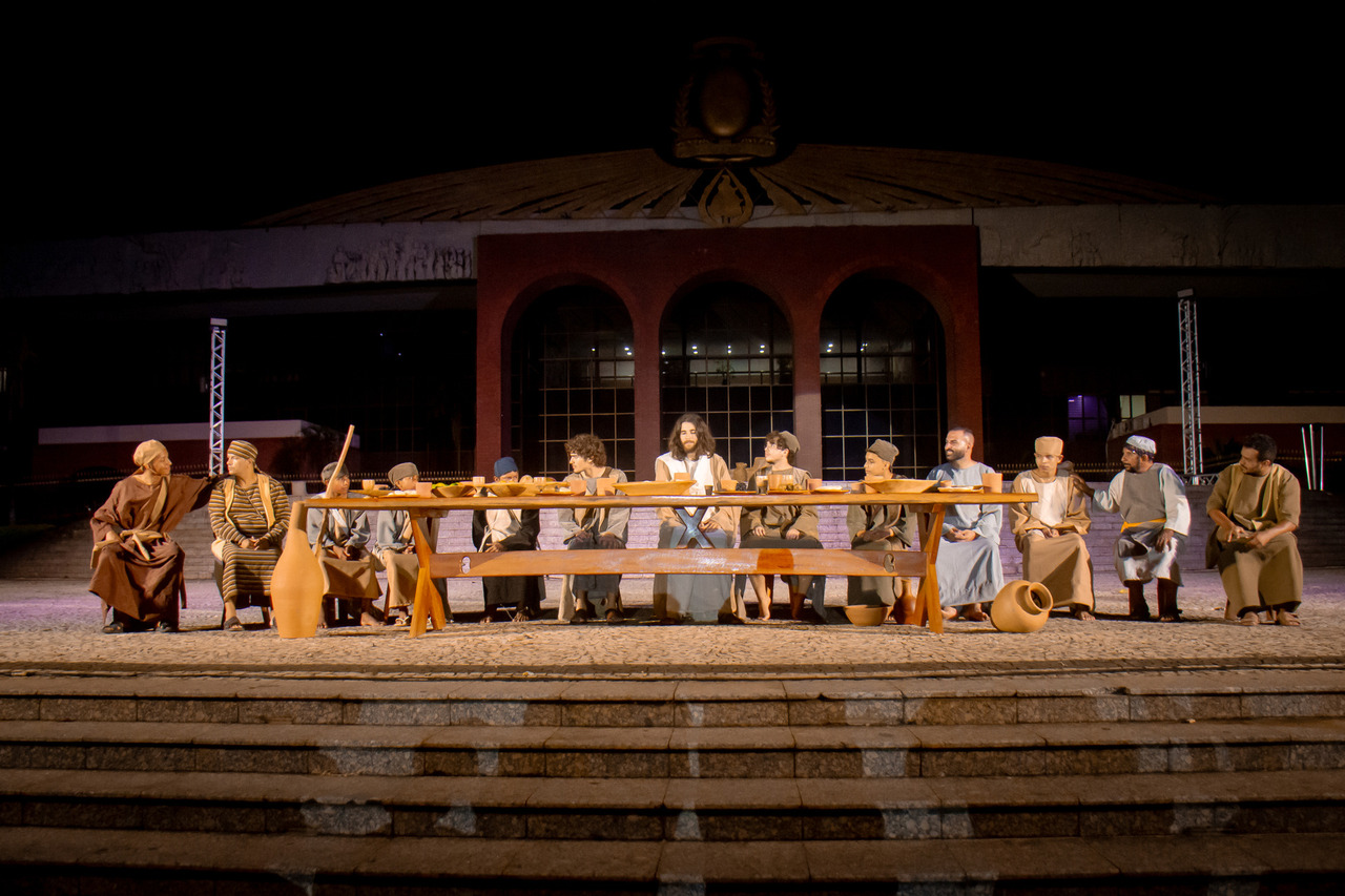 A grandiosidade da encenação e a beleza da produção cultural se unem em uma imagem que celebra a fé e a arte.