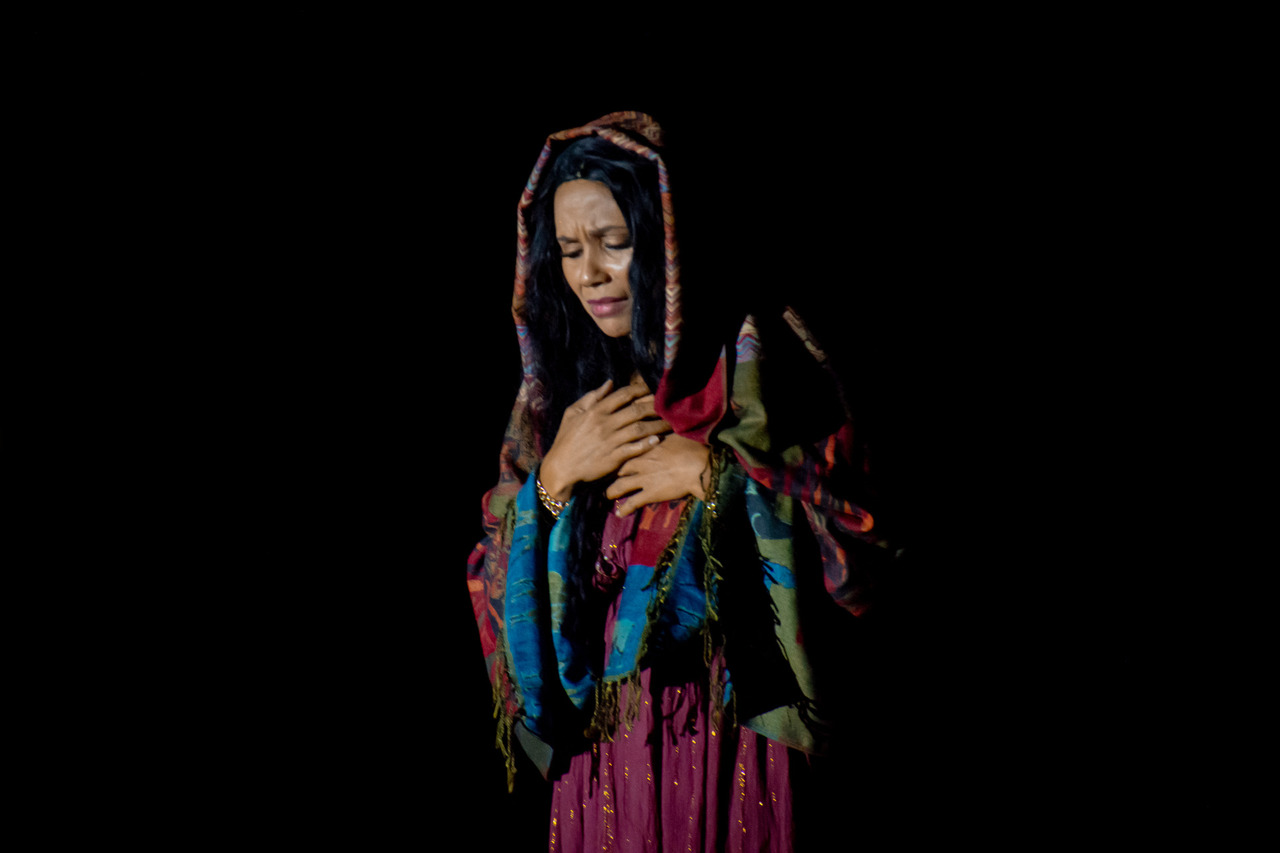 A luz dramática realça a expressão de devoção e a conexão espiritual.