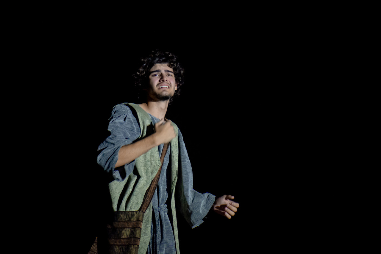 A luz e a sombra acentuam o drama interior do personagem.