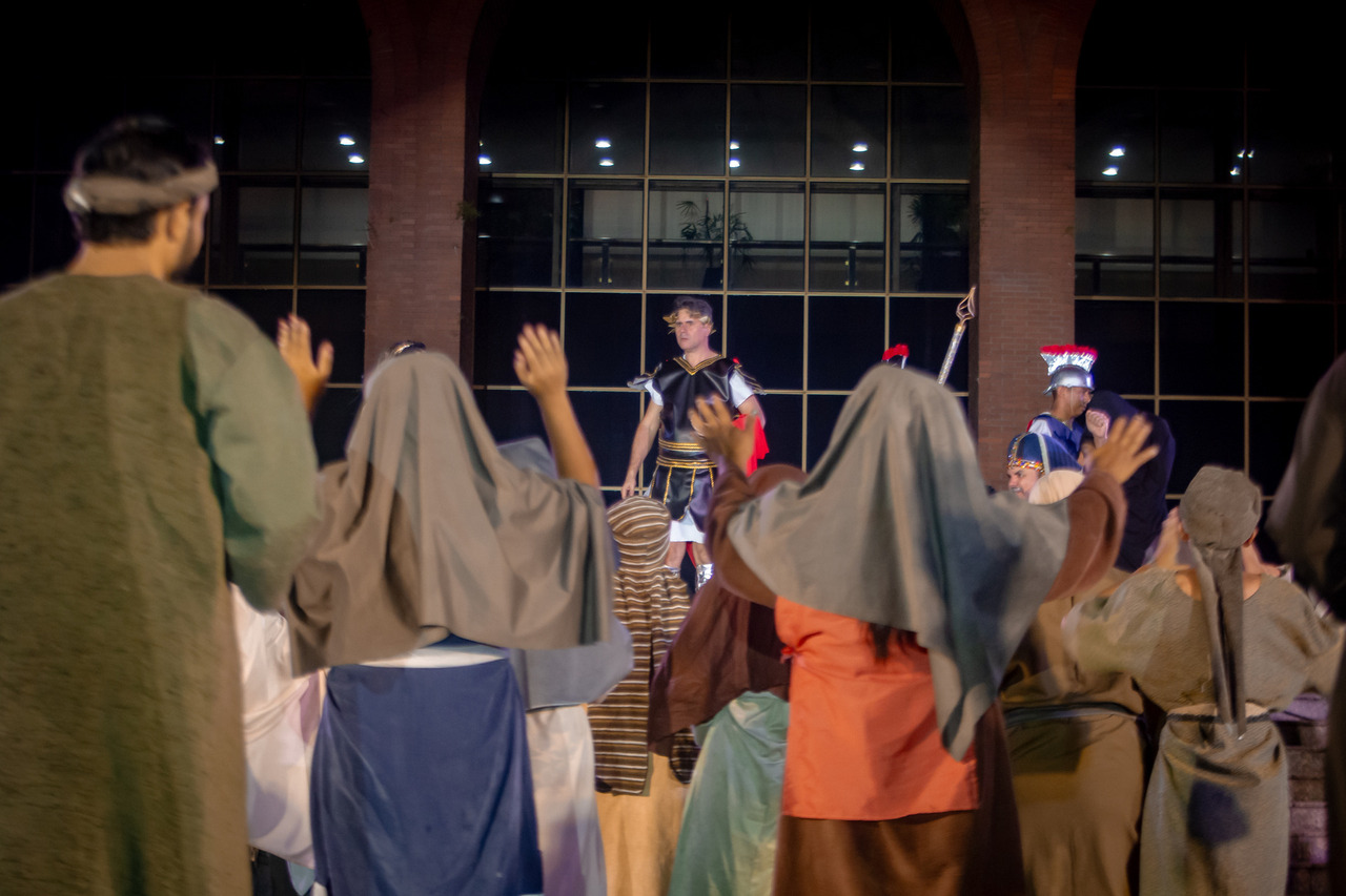 A encenação recria a atmosfera de tensão e o dilema moral que marcou a história.