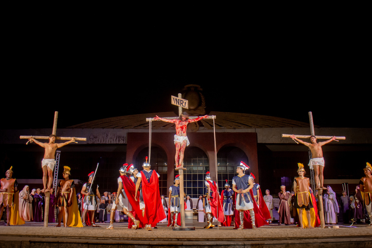 A grandiosidade da encenação e a emoção do público se unem neste registro impactante. #Crucificacao #Redencao #SacrificioDivino
