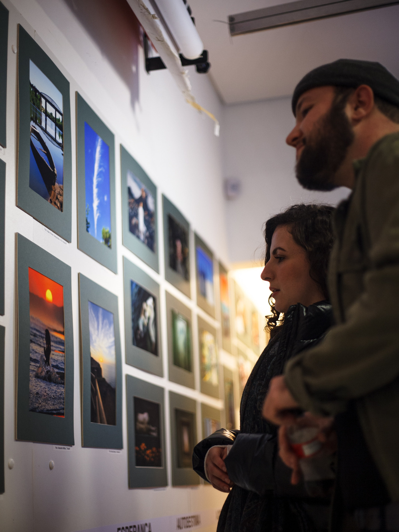 asal olhando a parede de fotos coloridas Público aprecia fotografias da V Mostra Internacional Fotográfica “O Lápis da Natureza”, que reuniu 79 imagens de 48 fotógrafos.
