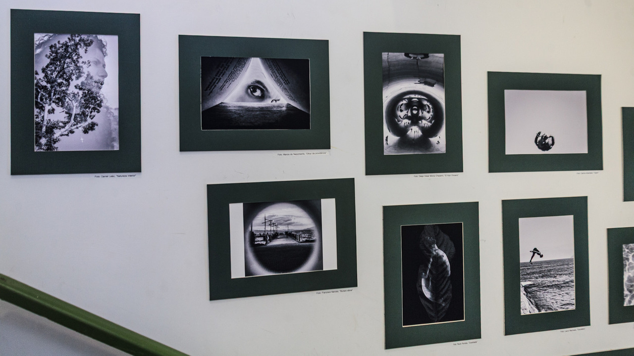 Detalhe da parede com “Natureza Interior” À esquerda, Natureza Interior, de Daniel Leão, ao lado de obras de outros fotógrafos, como Márcio do Nascimento (“Olhar da providência”), Diego Cesar Monroy Chaparro (“El frijol Chicano”), Francisco Narciso (“Buraco afora”), Paulo Romão (“Dualidade”) e Lauro Machado (“Equidade”).