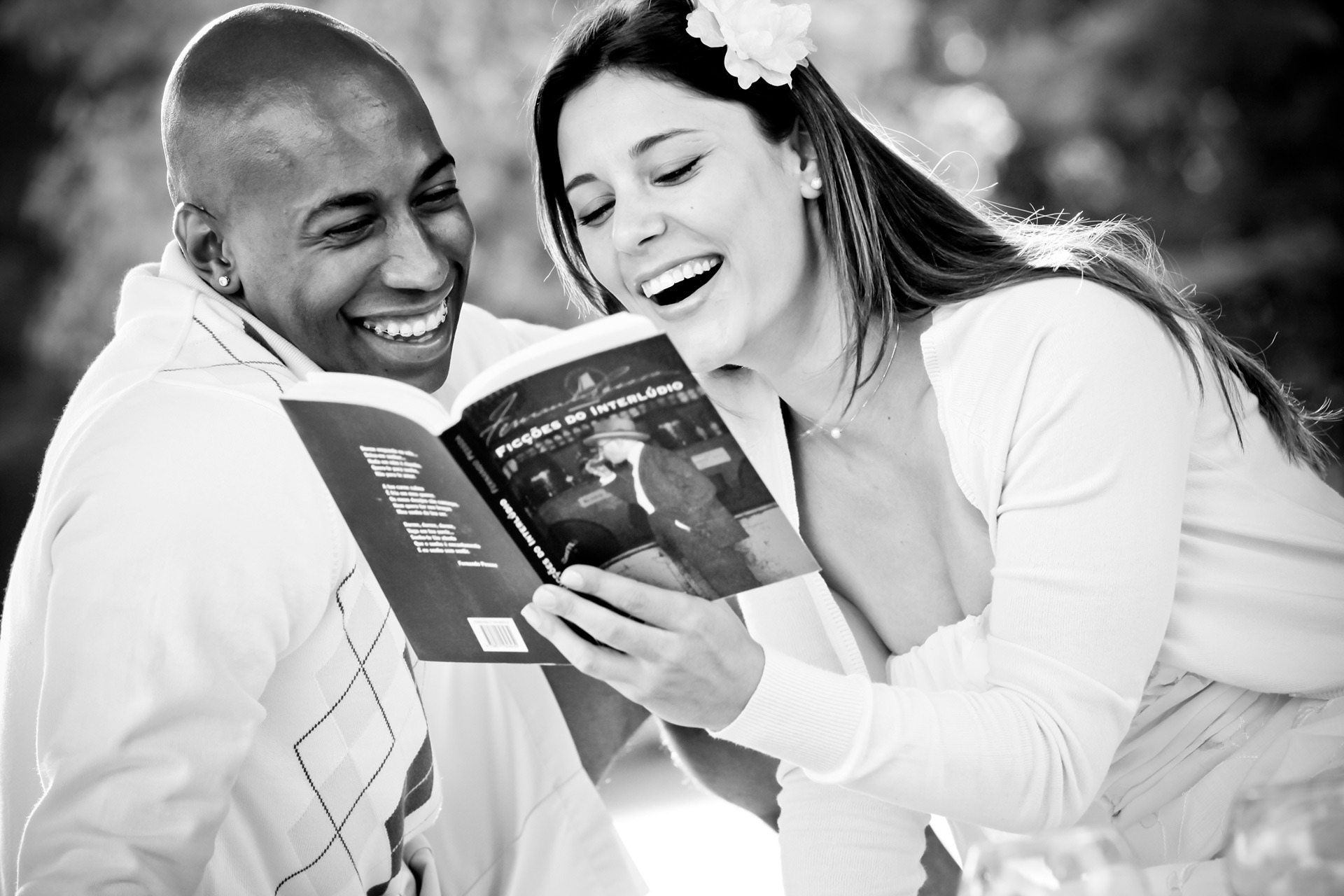 casal-ensaio-pre-wedding-seguran-livro-e-sorrindo-parque-villa-lobos
