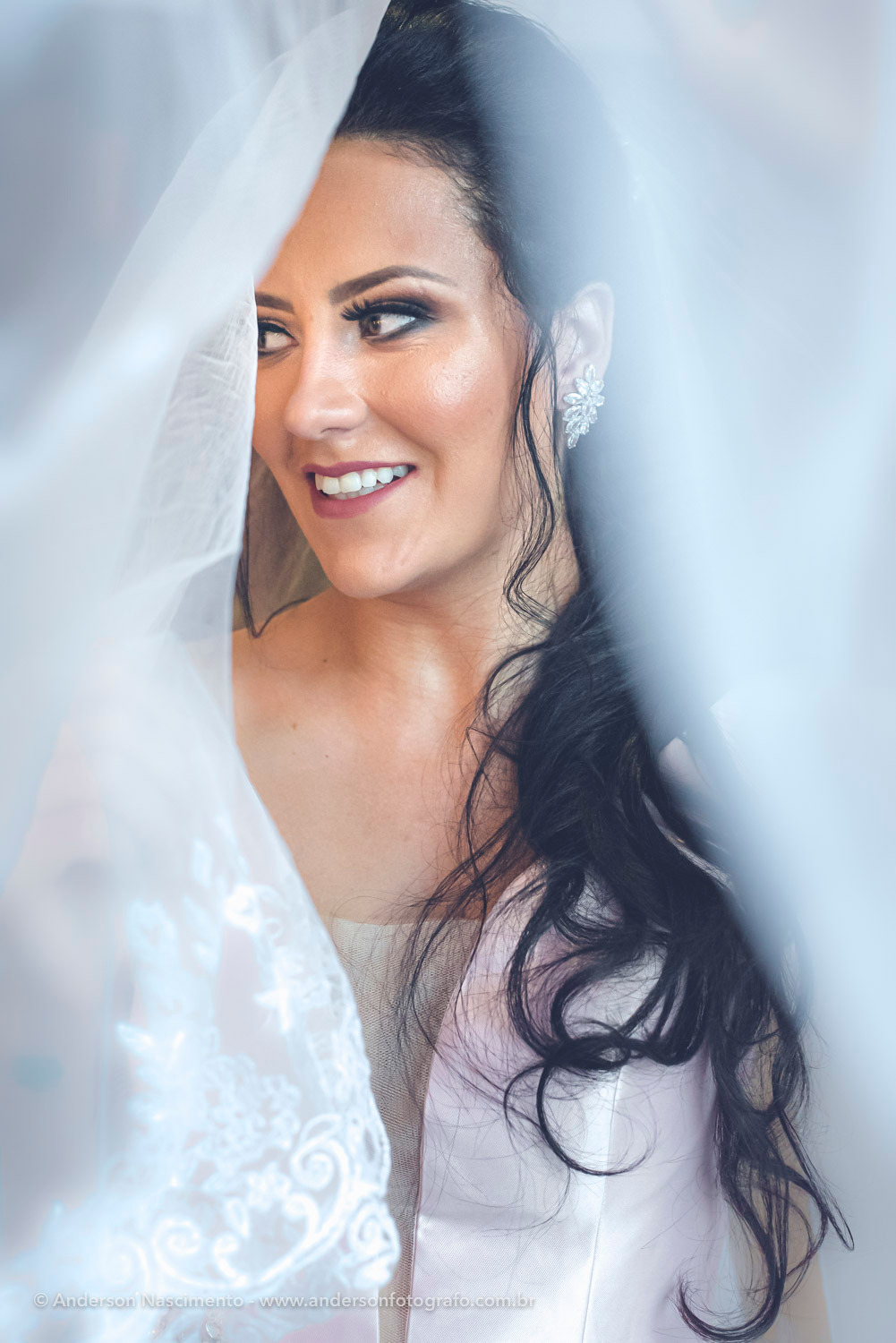 retrato-de-noiva-linda-sorrindo-veu