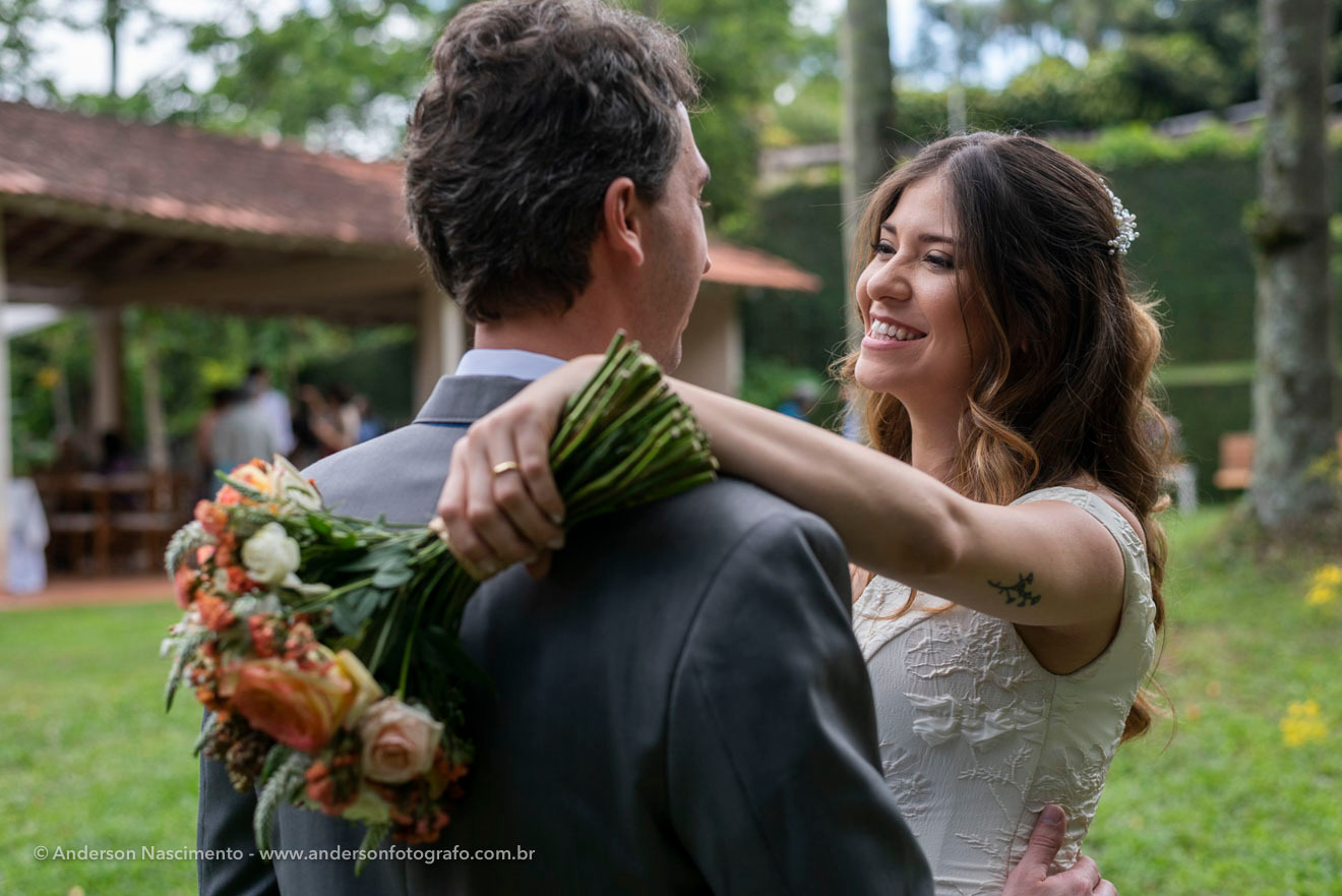 casal-sorrindo-ensaio-de-noivos