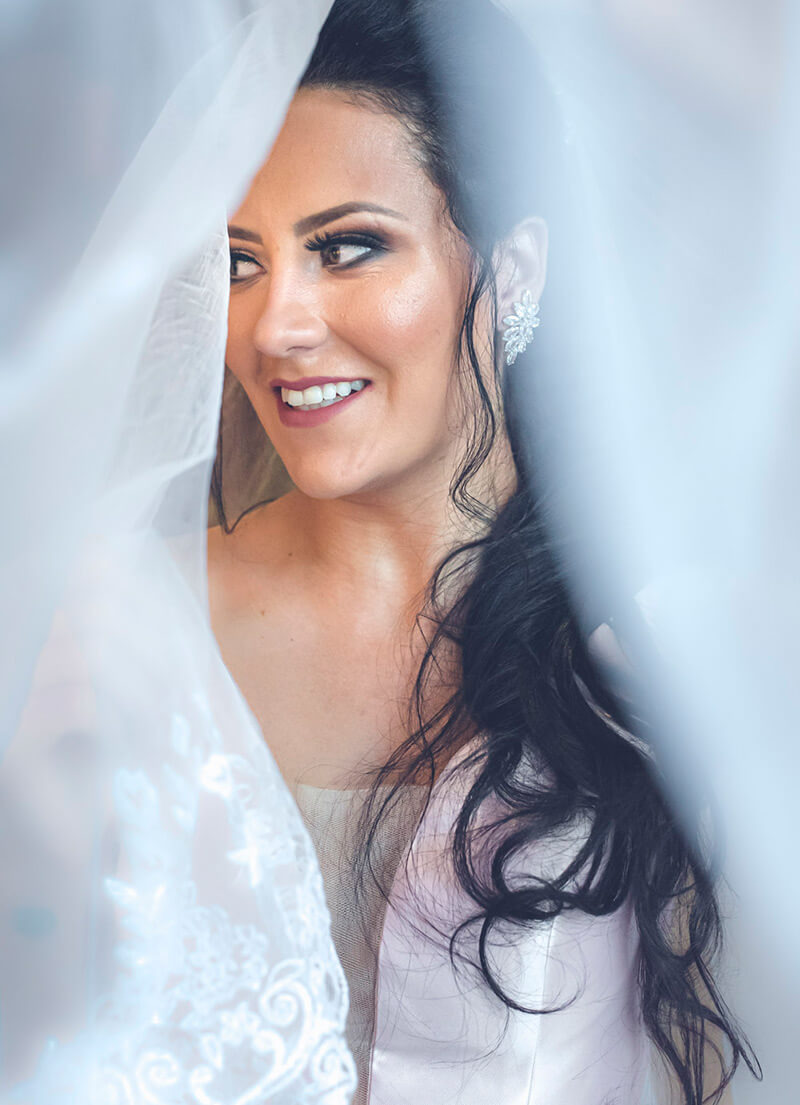 retrato-de-noiva-linda-sorrindo-veu