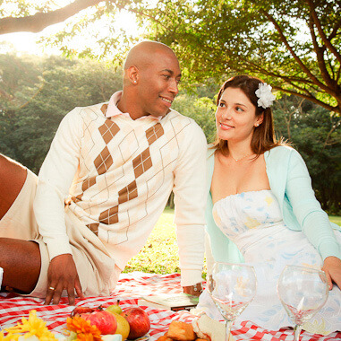 casal-ensaio-pre-wedding-seguran-livro-e-sorrindo-parque-villa-lobos