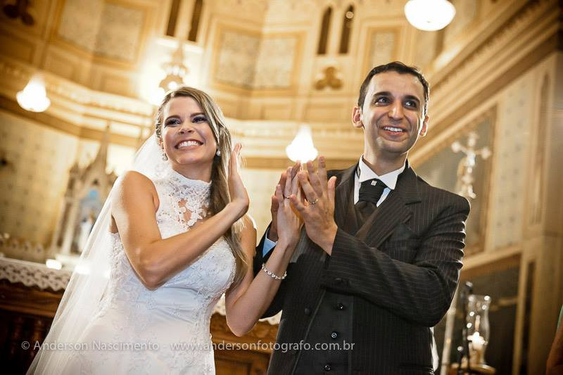 noivos-sorrindo-igreja