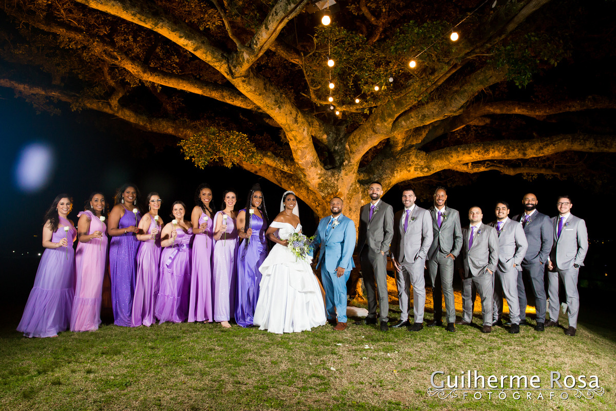 Família reunida para fotografia após a cerimônia de casamento.