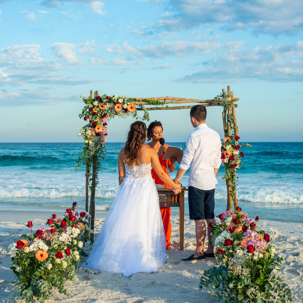 Casamento Intimista pé na areia no estilo Elopement Wedding em  Arraial do Cabo RJ