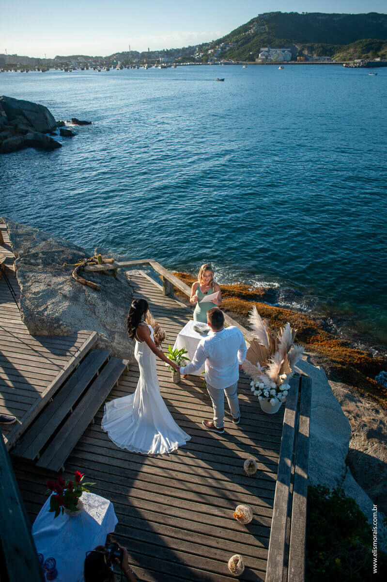 Casamento no estilo Elopement Weding,  na Casa da Pedra Pontal do Atalaia em Arraial do Cabo RJ