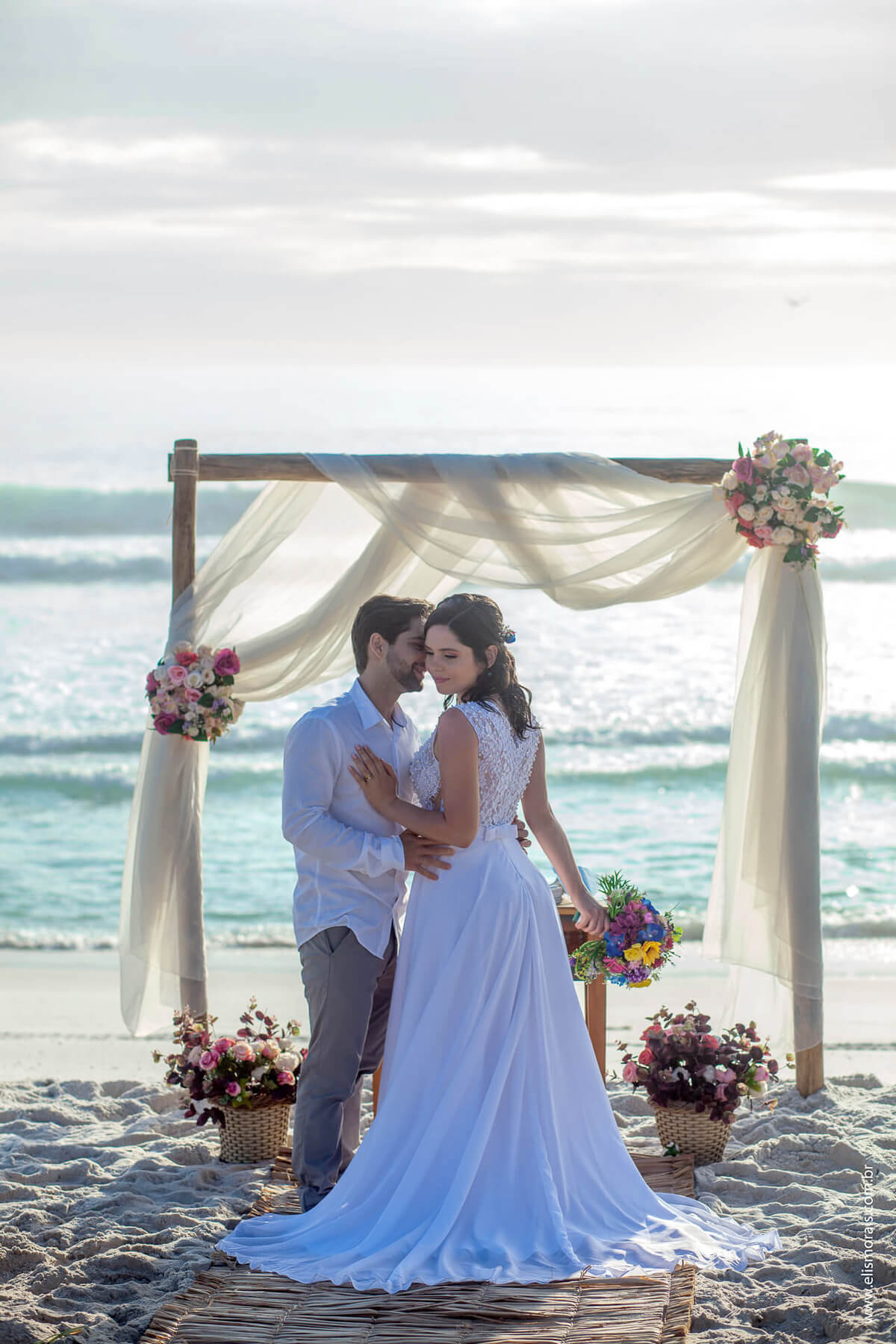 noivos no altar em Casamento na praia em Arraial do Cabo RJ