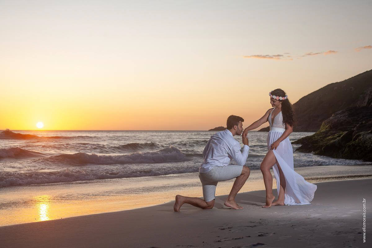 ensaio fotográfico casal na praia Brava em Arraial do Cabo RJ