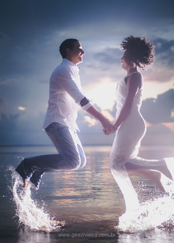 Foto de casal na agua pulando, foto criativa, inspiração