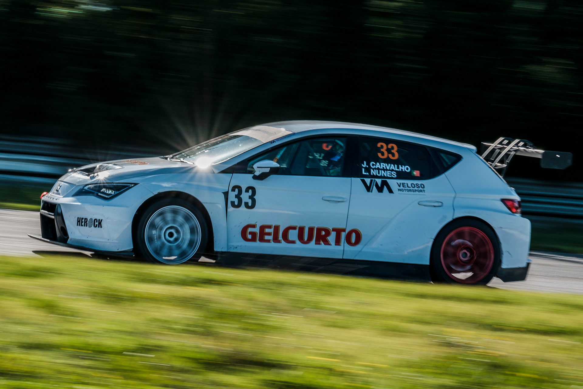 Fotografo Braga Fotografia e vídeo para batizados casamentos gastronomia comida joalheria eventos produtos retratos Trabalhamos com fotografias de produtos, vídeos institucionais para sua empresa ou evento, editorial de moda com publicações nos principais jornais e revistas de Portugal. Estúdio fotografia e produtora Vídeo Braga Porto Lisboa Guimarães Barcelos Coimbra Marketing Digital