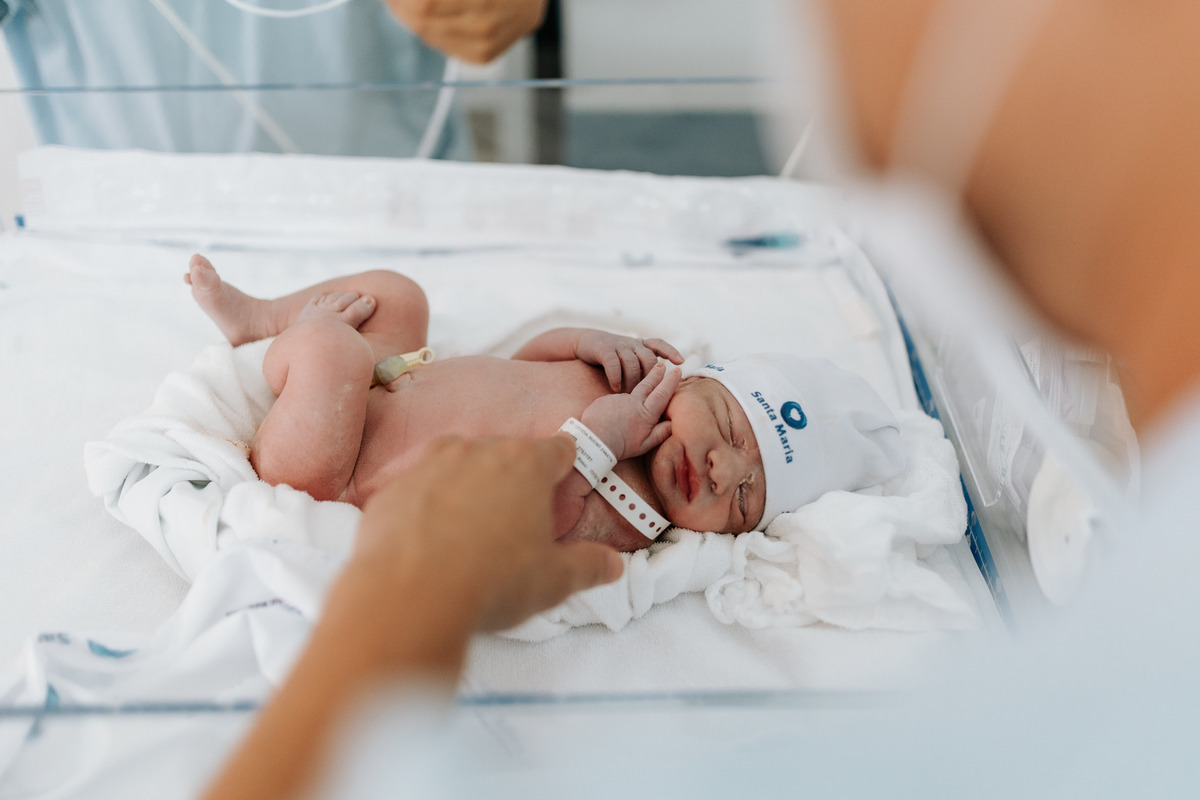 Fotógrafa de parto em São Paulo registra os primeiros minutos do bebê logo após o nascimento na maternidade Pro Matre