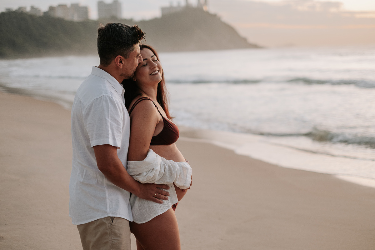 Fotógrafa de parto em São Paulo registra ensaio de gestante na praia do guarujá
