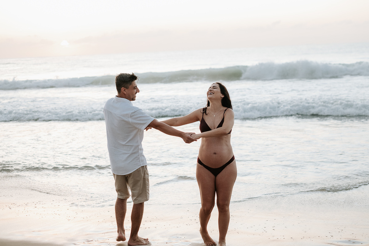 Fotógrafa de parto em São Paulo registra ensaio de gestante na praia do guarujá
