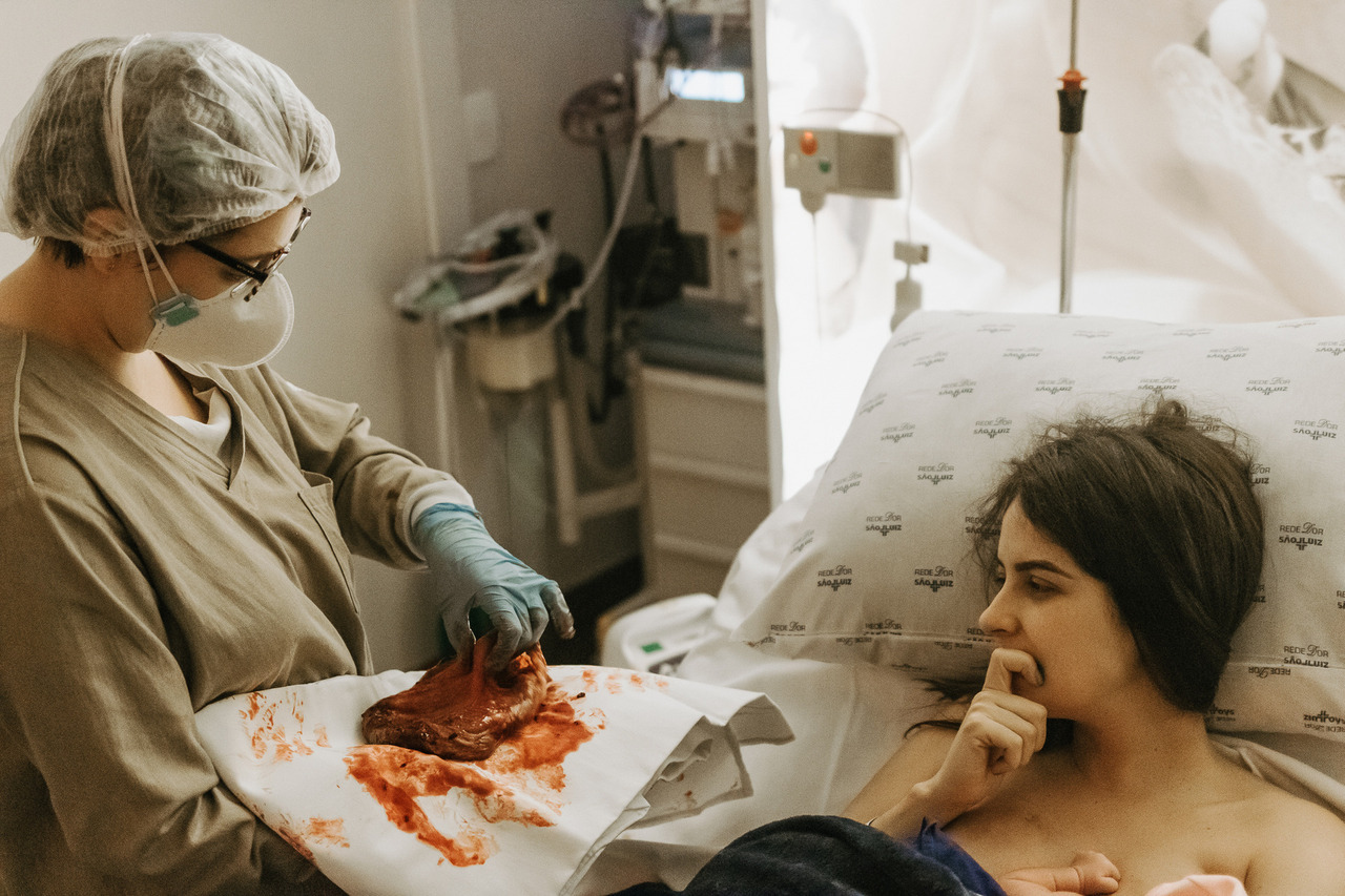 mãe conhecendo a placenta após o parto