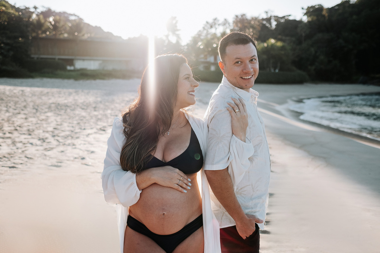 Casal de grávidos, registra ensaio gestante na praia do guaruja com a equipe primeiro minuto fotografia