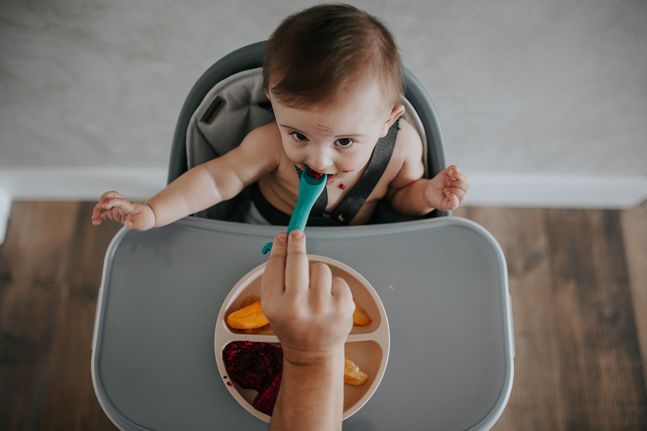 bebê comendo em ensaio fotografico