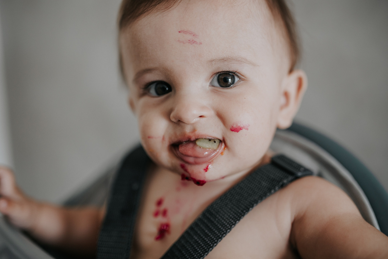 foto de bebê sorridente em ensaio fotografico
