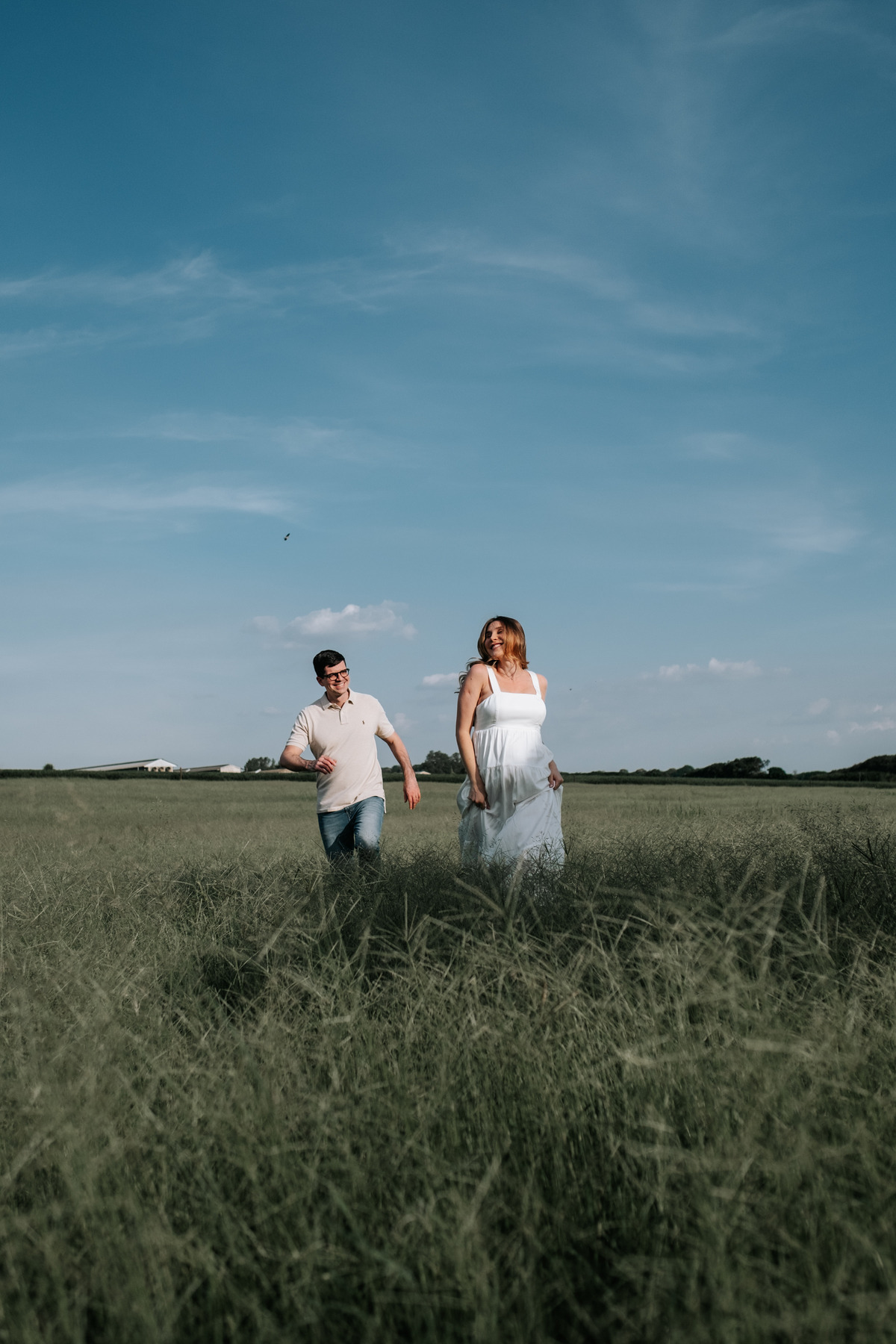 ensaio de gravida em holambra correndo no campo