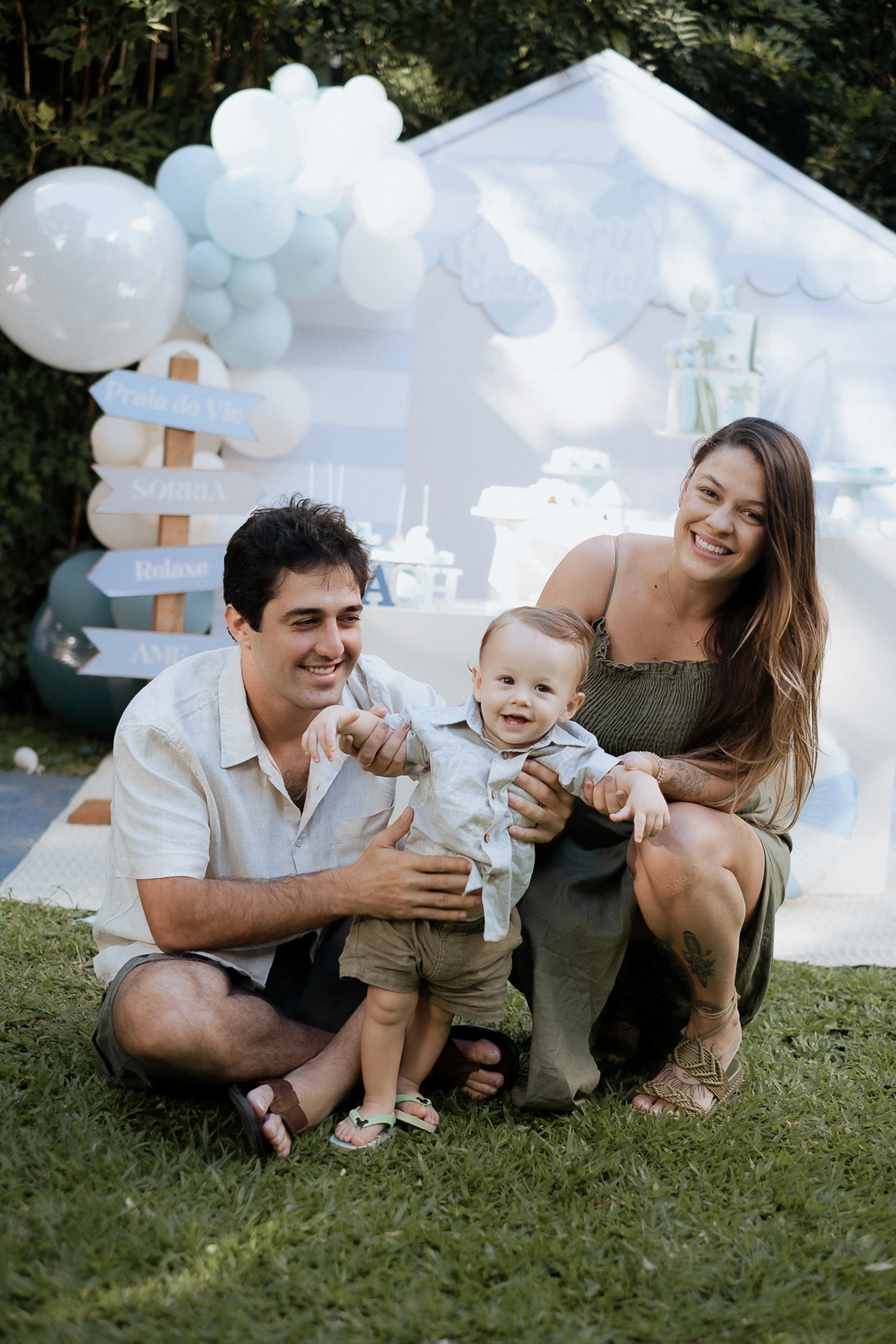 familia posando para foto no aniversario de 1 ano em santos