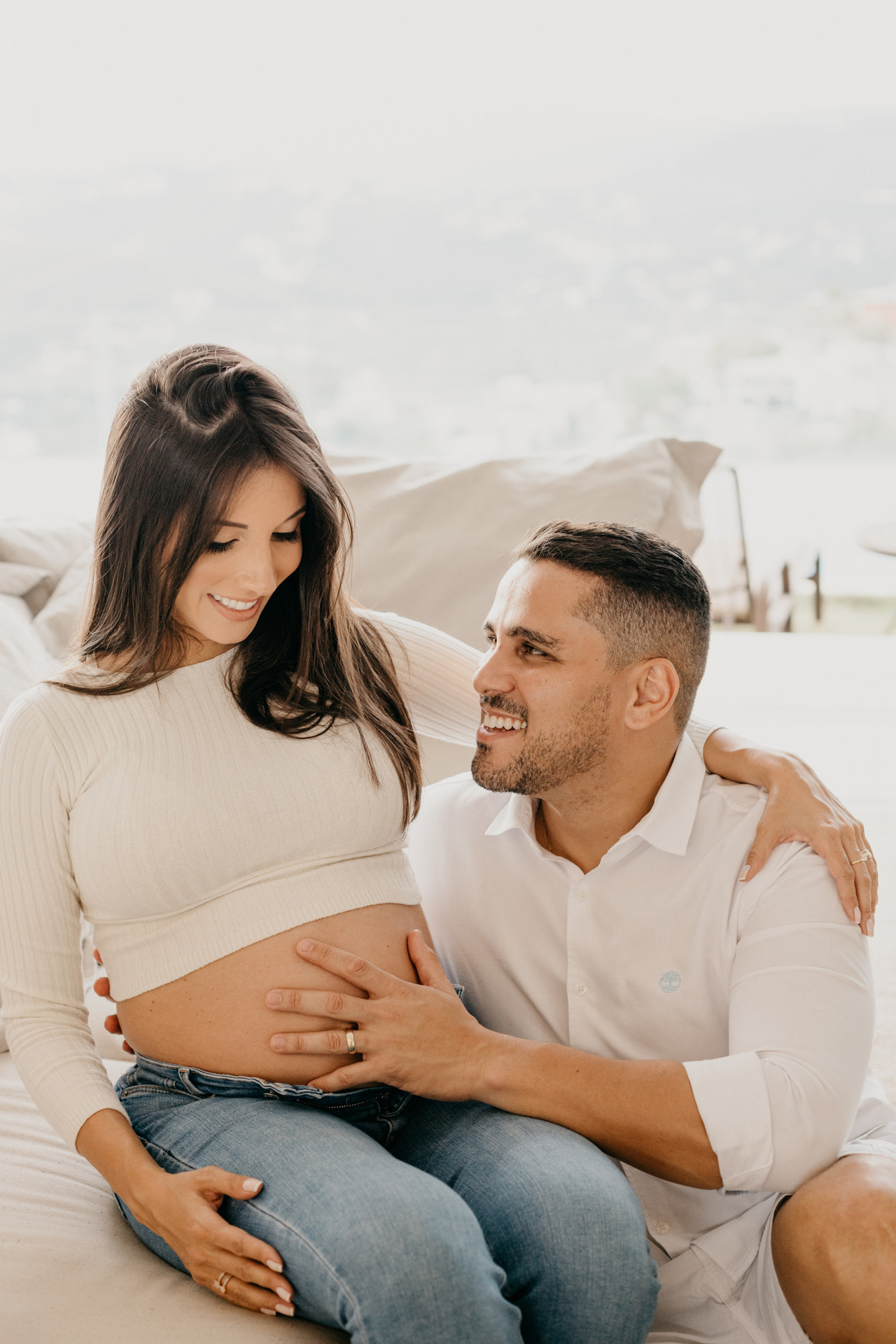 casal no ensaio fotográfico de gestante