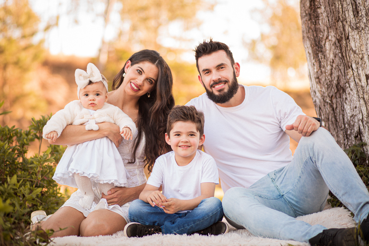 Familia feliz olhando para a camera