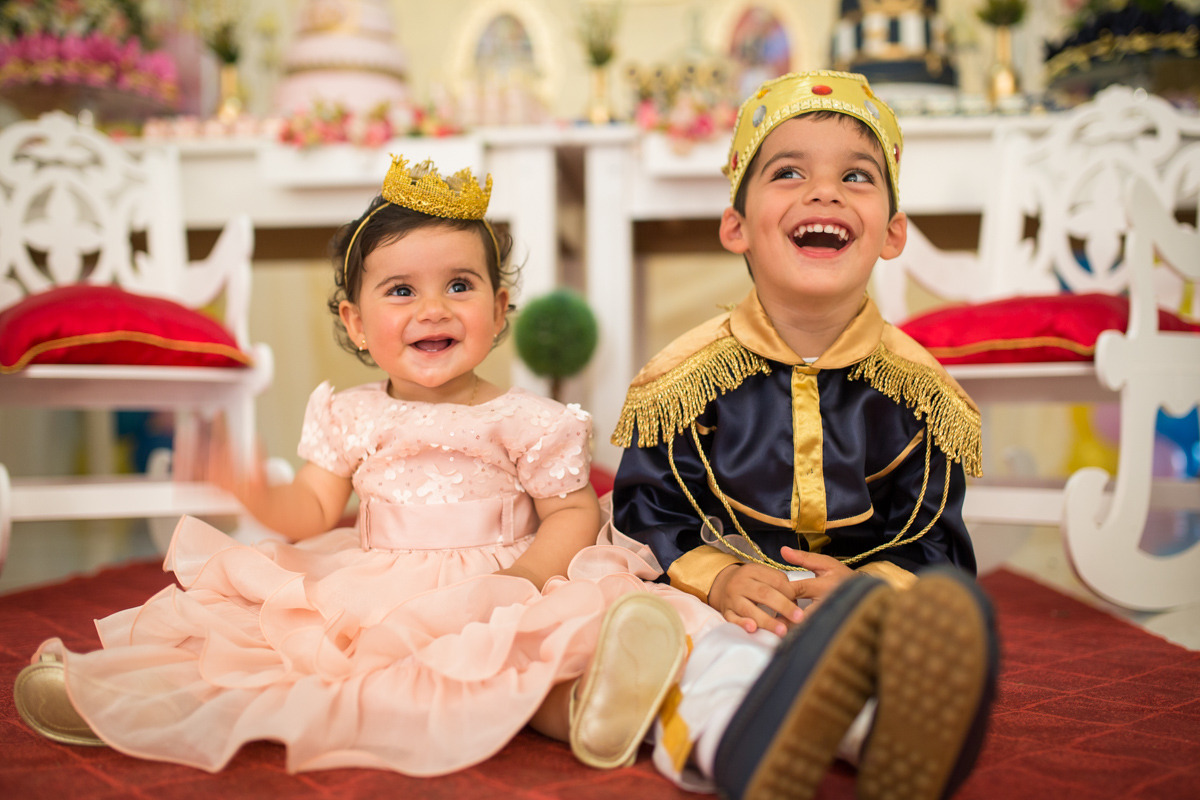 Casal segurando sapatinho de bebê na gravidez