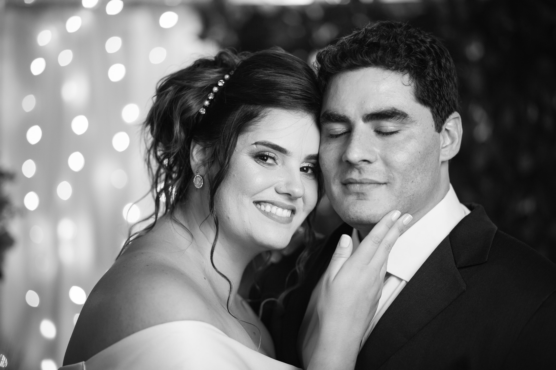Casal segurando sapatinho de bebê na gravidez
