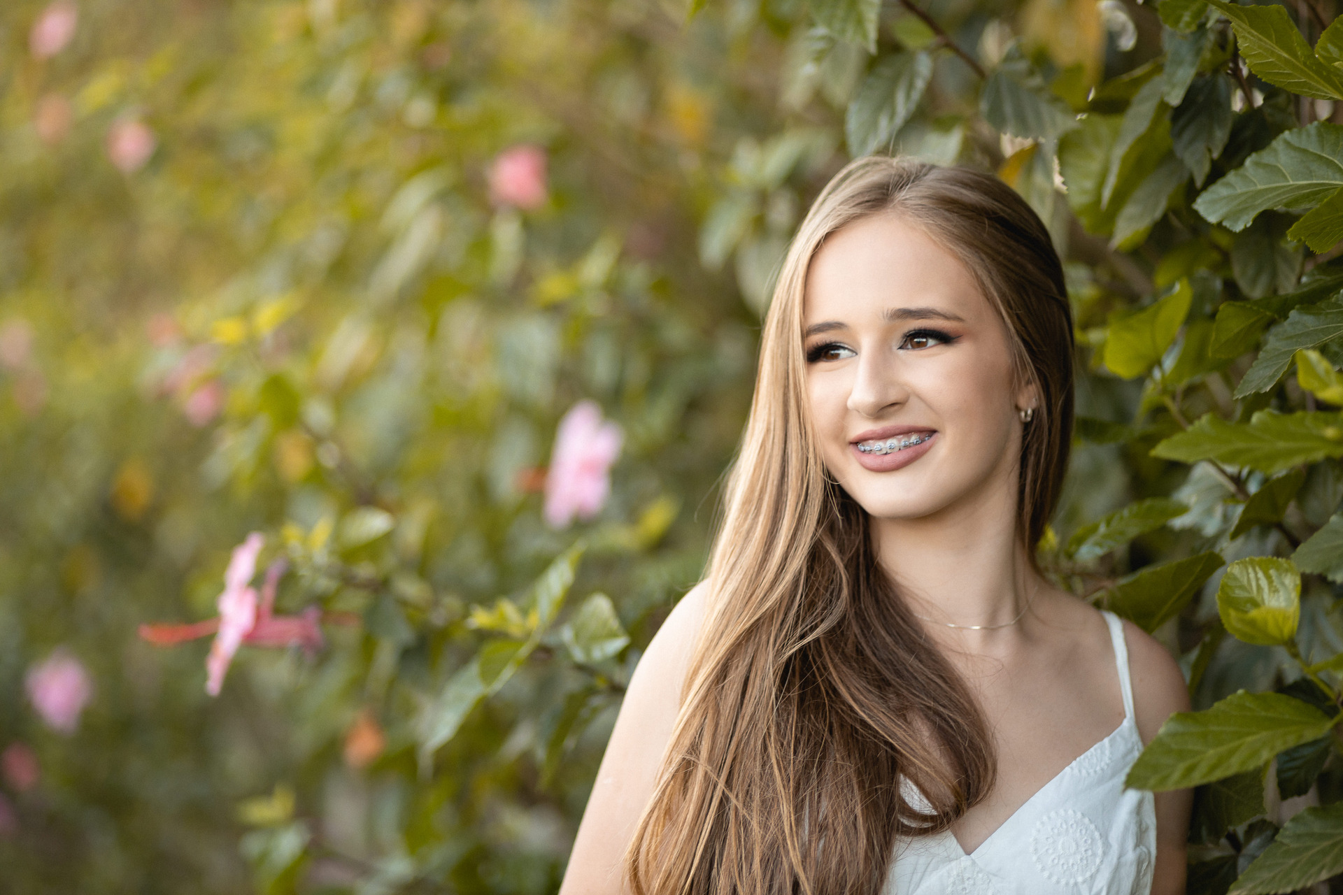 Gestante com borboleta pousada em sua mão