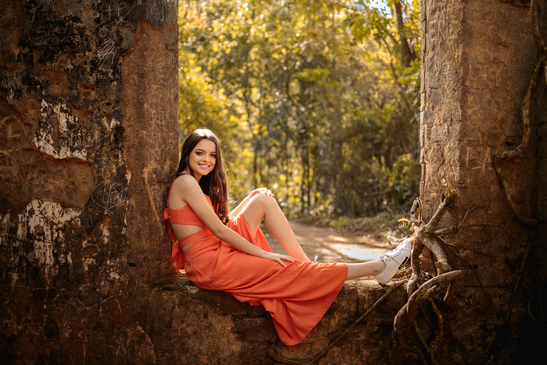 Casal segurando sapatinho de bebê na gravidez