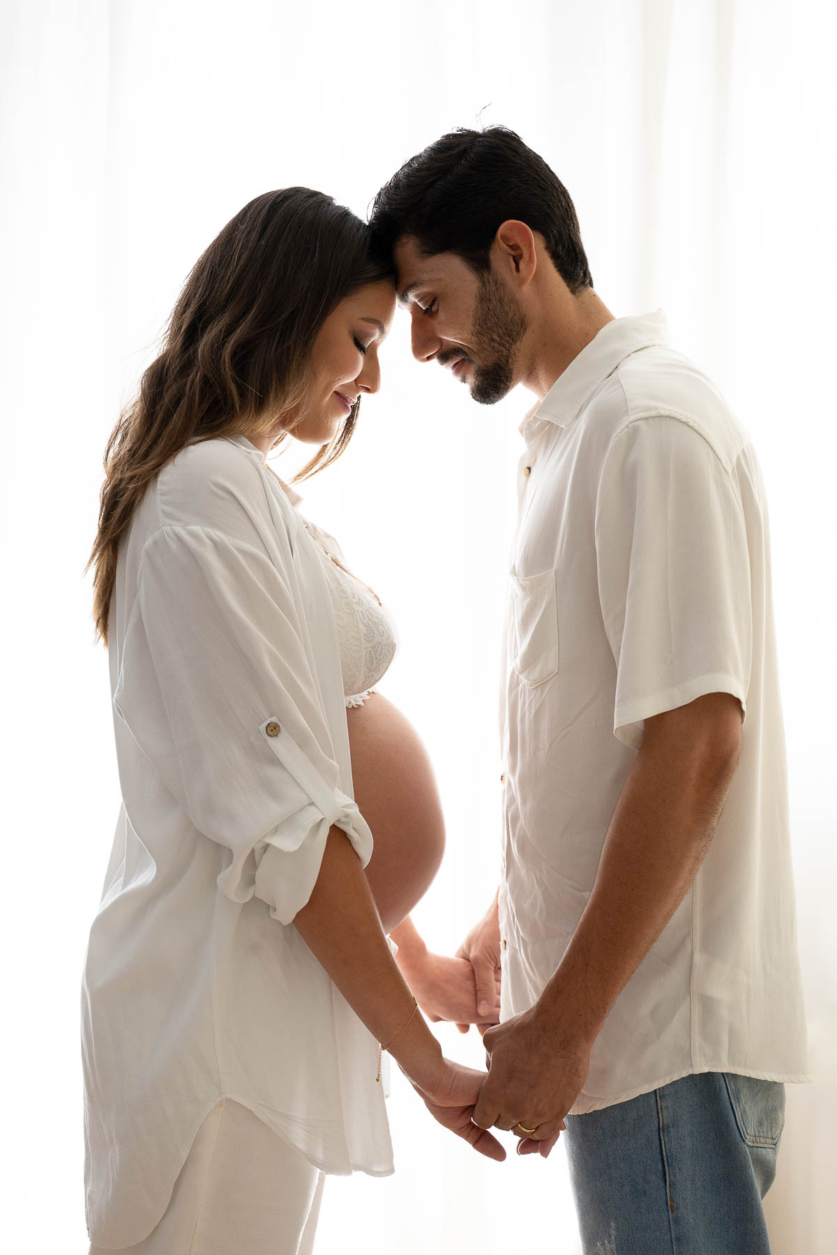 fotografia gestante minimalista com iluminação suave na Vila Leopoldina em São Paulo