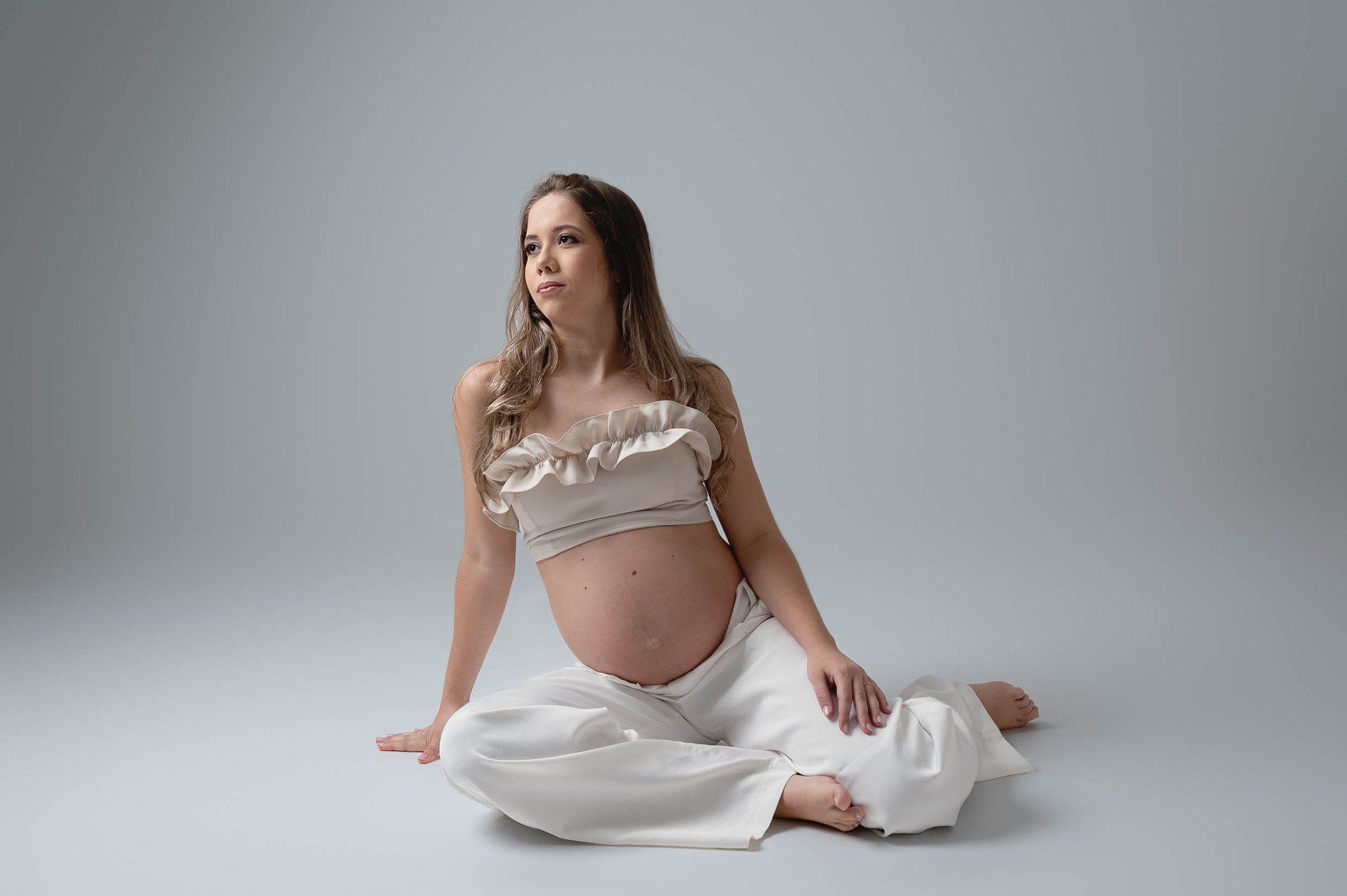 gestante posando no estudio em São Paulo