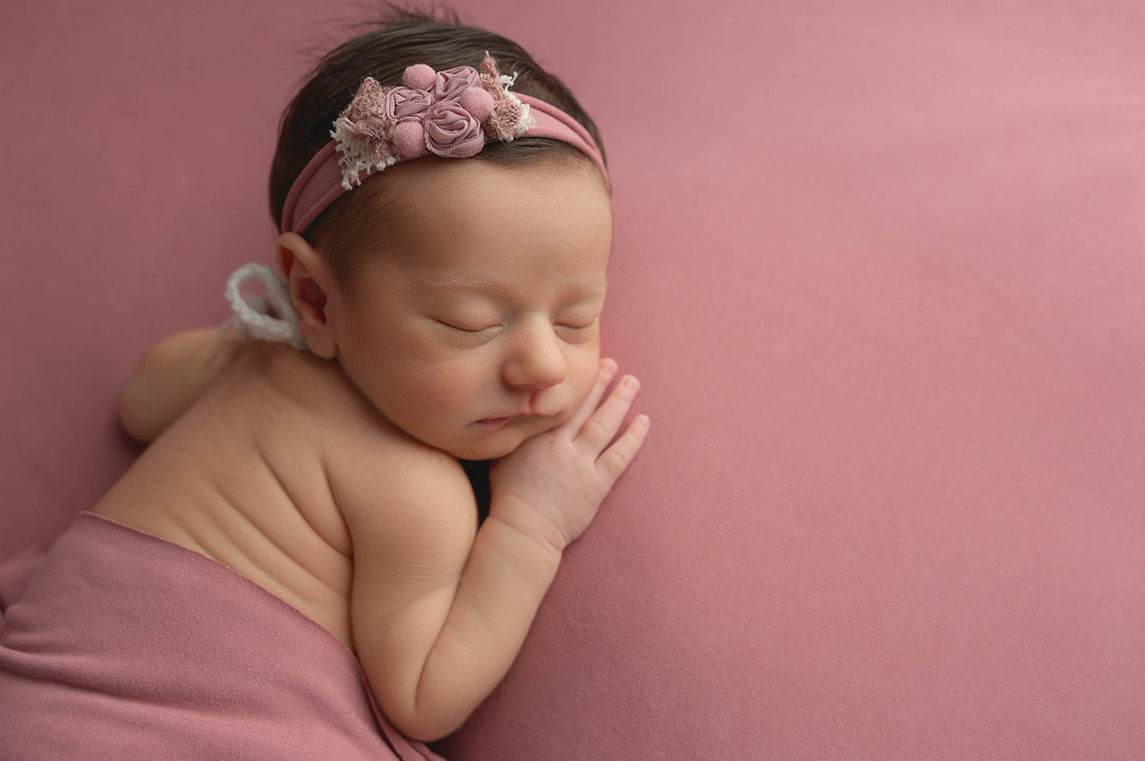 Recém-nascido em sono profundo fotografado em estúdio newborn São Paulo