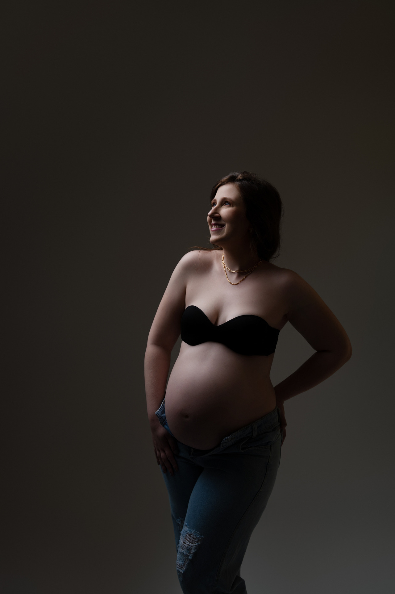 gestante em ensaio fotográfico elegante em estúdio em São Paulo