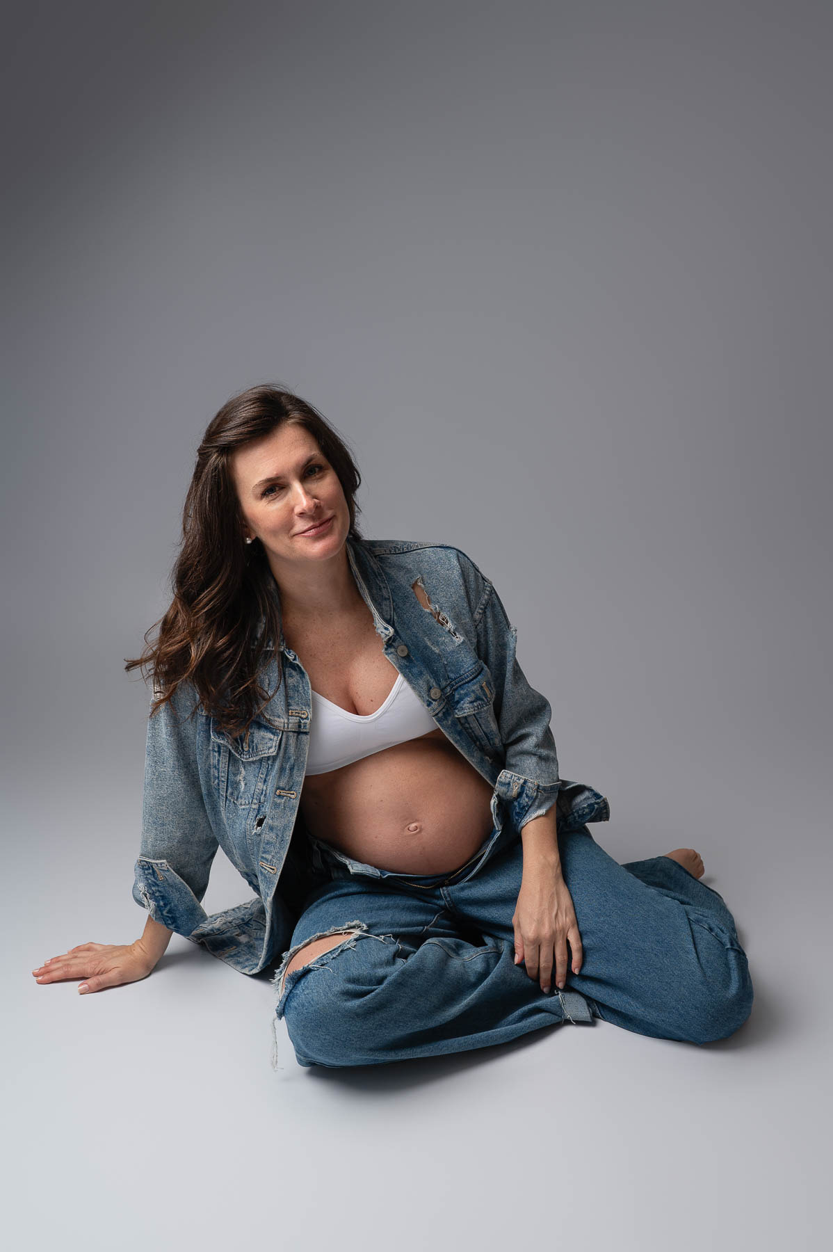 gestante em ensaio fotográfico elegante conduzido em estúdio