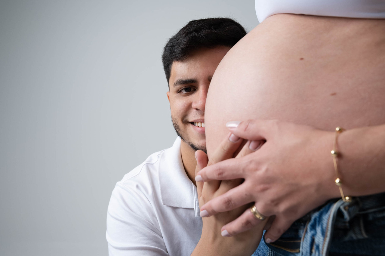 gestante em ensaio fotográfico elegante e delicado em estúdio