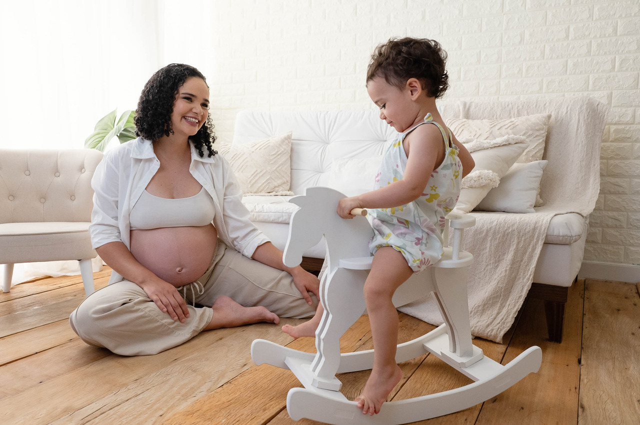 Ensaio gestante em São Paulo com luz suave e estilo atemporal