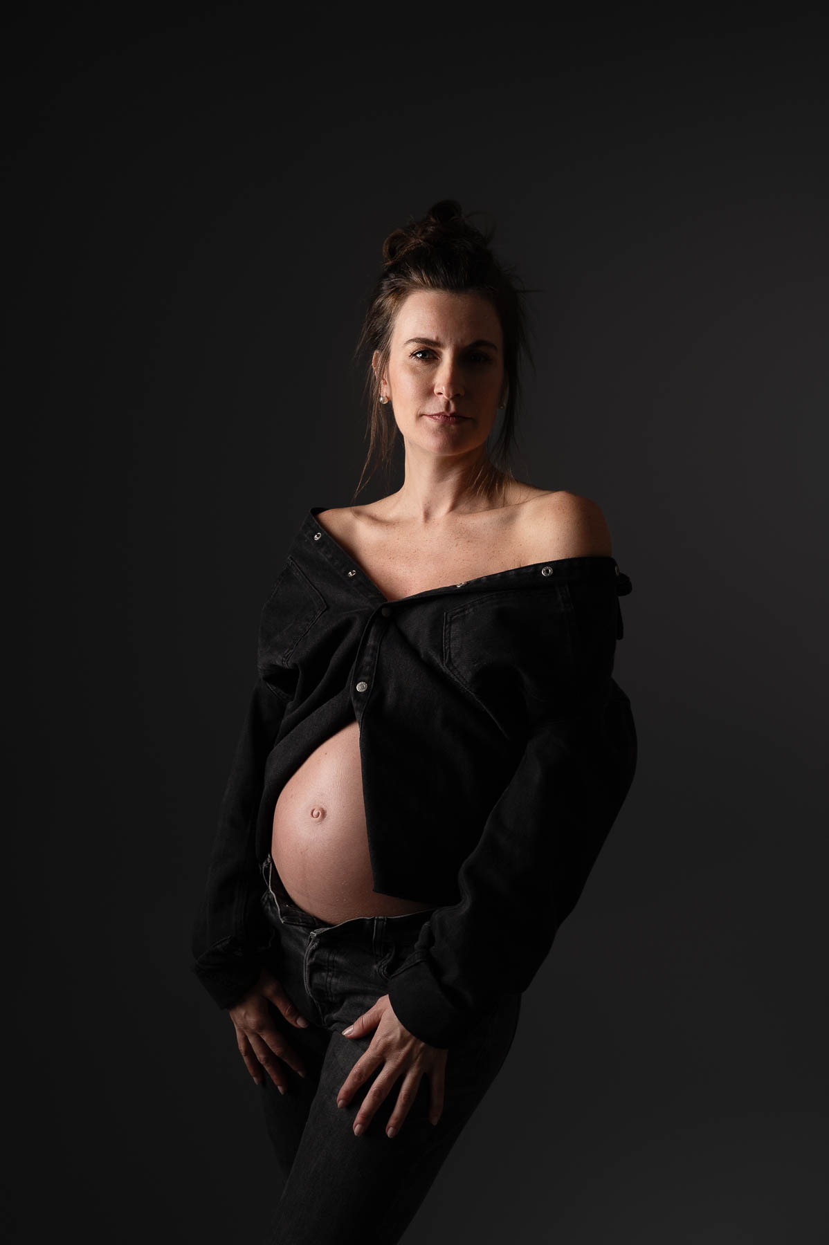 Fotografia gestante com jogo de luz e sombra valorizando o corpo