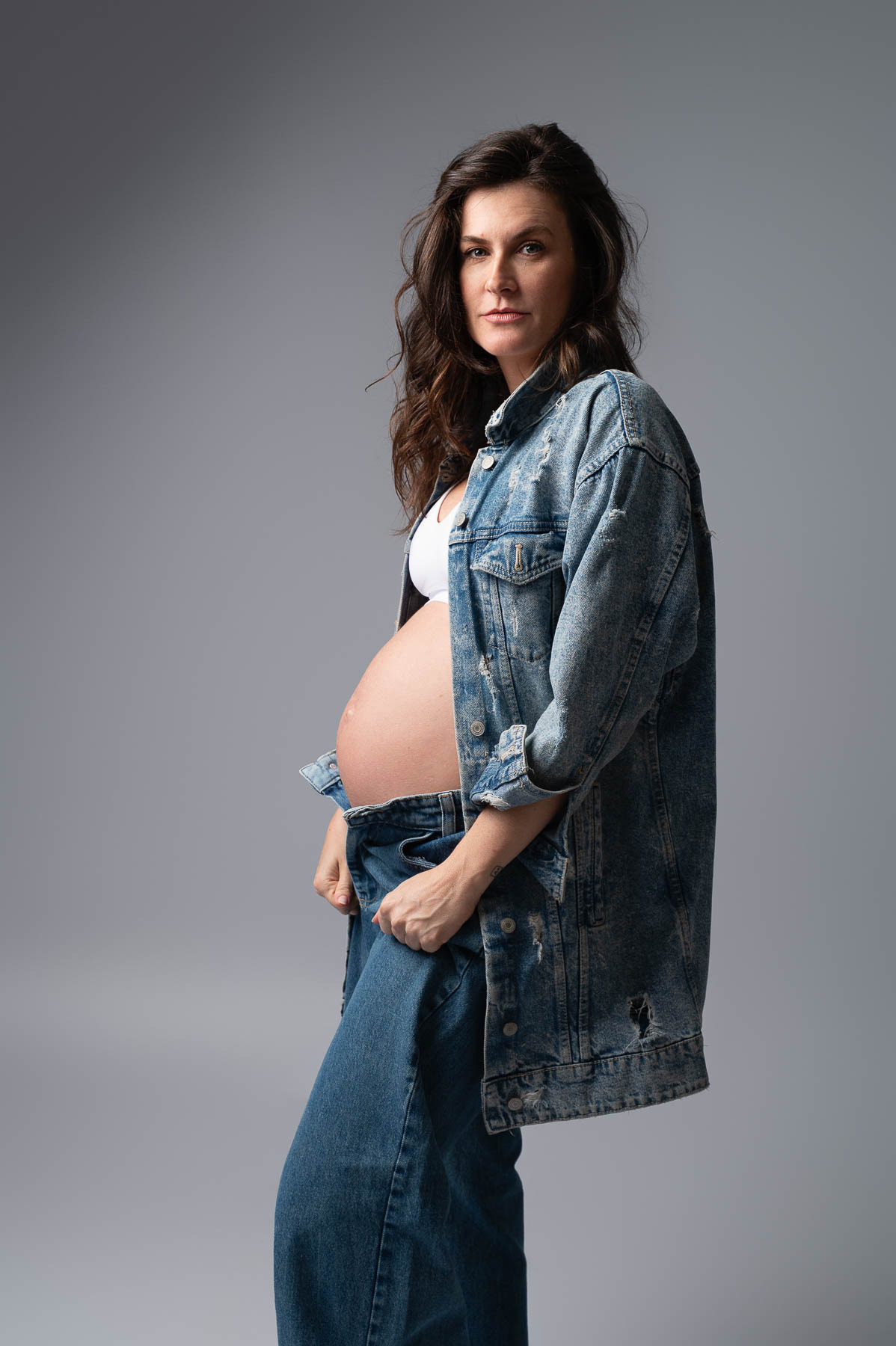 Gestante em ensaio minimalista em estúdio na Vila Leopoldina