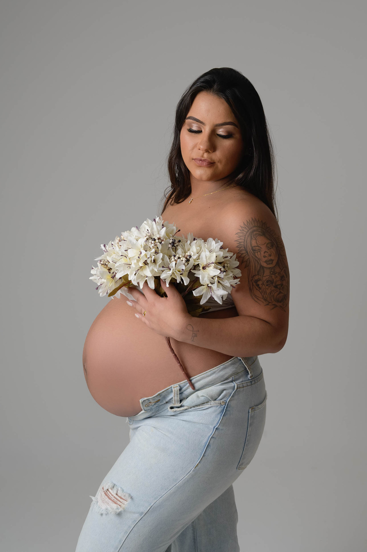 Planejamento de ensaio gestante em estúdio com escolha de estilo, luz e direção profissional